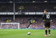 LIVERPOOL, ENGLAND - APRIL 30: Eden Hazard of Chelsea prepares to take a freekick during the Premier League match between Everton and Chelsea at Goodison Park on April 30, 2017 in Liverpool, England.  (Photo by Laurence Griffiths/Getty Images)